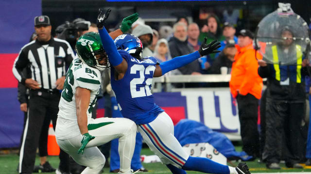 Jets' WR Malik Taylor (86) draws a penalty vs. Giants